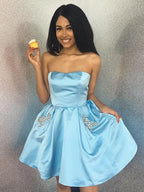 Kurzes, trägerloses A-Linien-Heimkehrkleid aus Satin mit Perlenbesatz und Taschen
