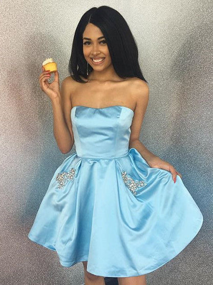 Kurzes, trägerloses A-Linien-Heimkehrkleid aus Satin mit Perlenbesatz und Taschen