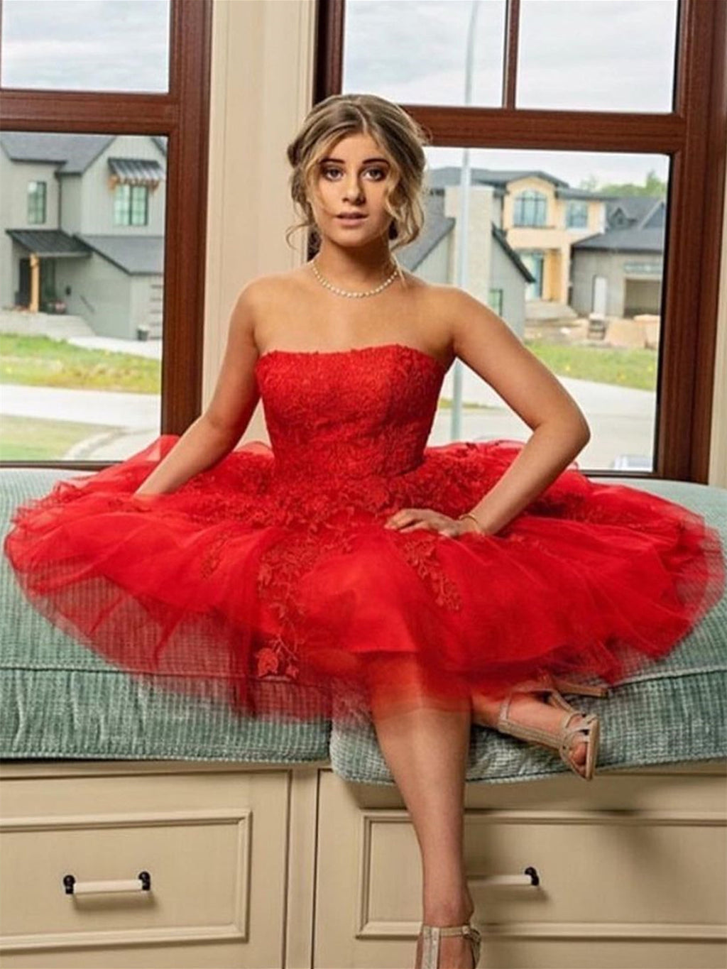 Kurzes A-Linien-Ballkleid aus trägerlosem Spitzentüll in Rot