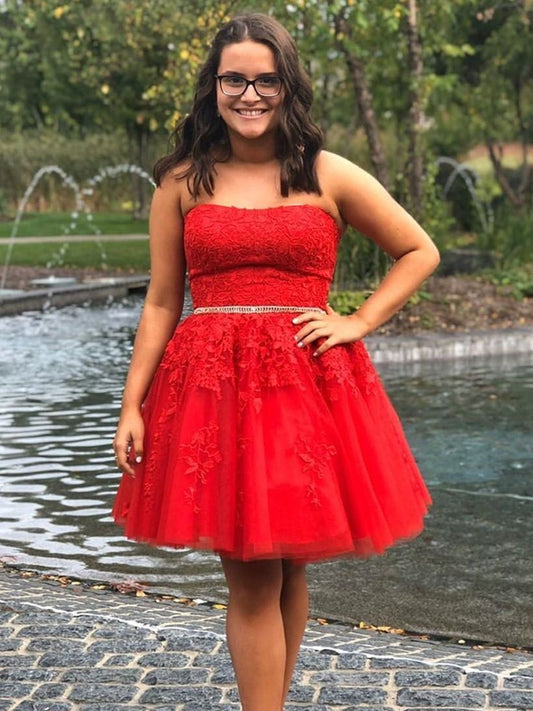 Kurzes A-Linien-Ballkleid aus trägerlosem Spitzentüll in Rot