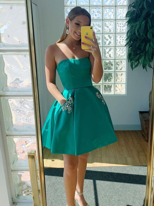 Kurzes, trägerloses A-Linien-Abendkleid aus Satin mit Taschen