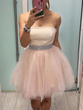 Kurzes trägerloses A-Linien-Ballkleid aus Tüll mit Gürtel