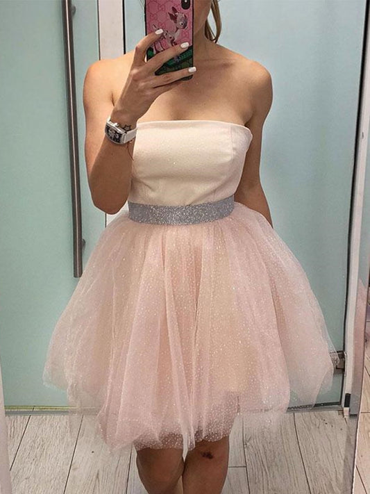Kurzes trägerloses A-Linien-Ballkleid aus Tüll mit Gürtel