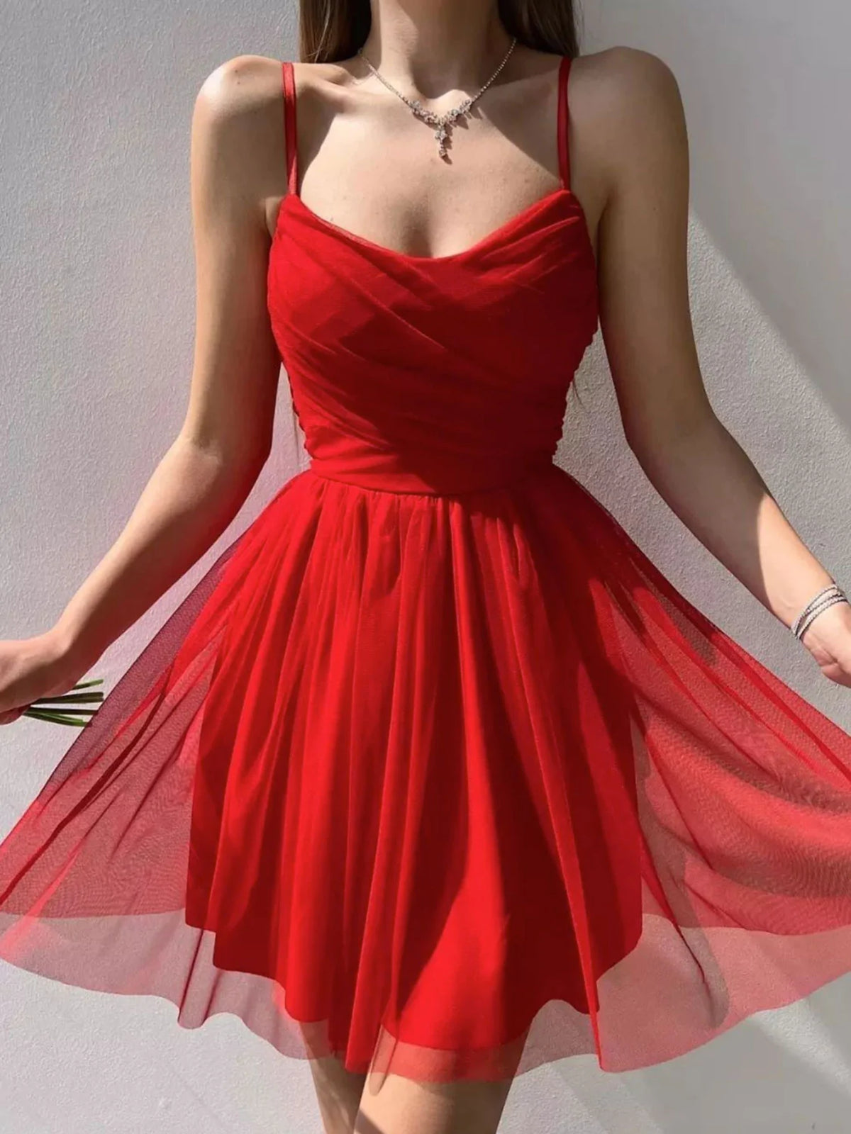Vestido rojo de fiesta de gasa con tirantes finos, escote en forma de A y escote en forma de corazón