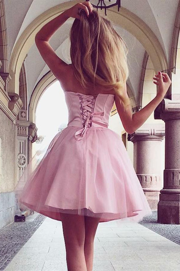 Kurzes A-Linien-Heimkehrkleid mit Herzausschnitt und trägerlosem Rücken in Rosa