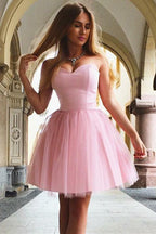 Kurzes A-Linien-Heimkehrkleid mit Herzausschnitt und trägerlosem Rücken in Rosa