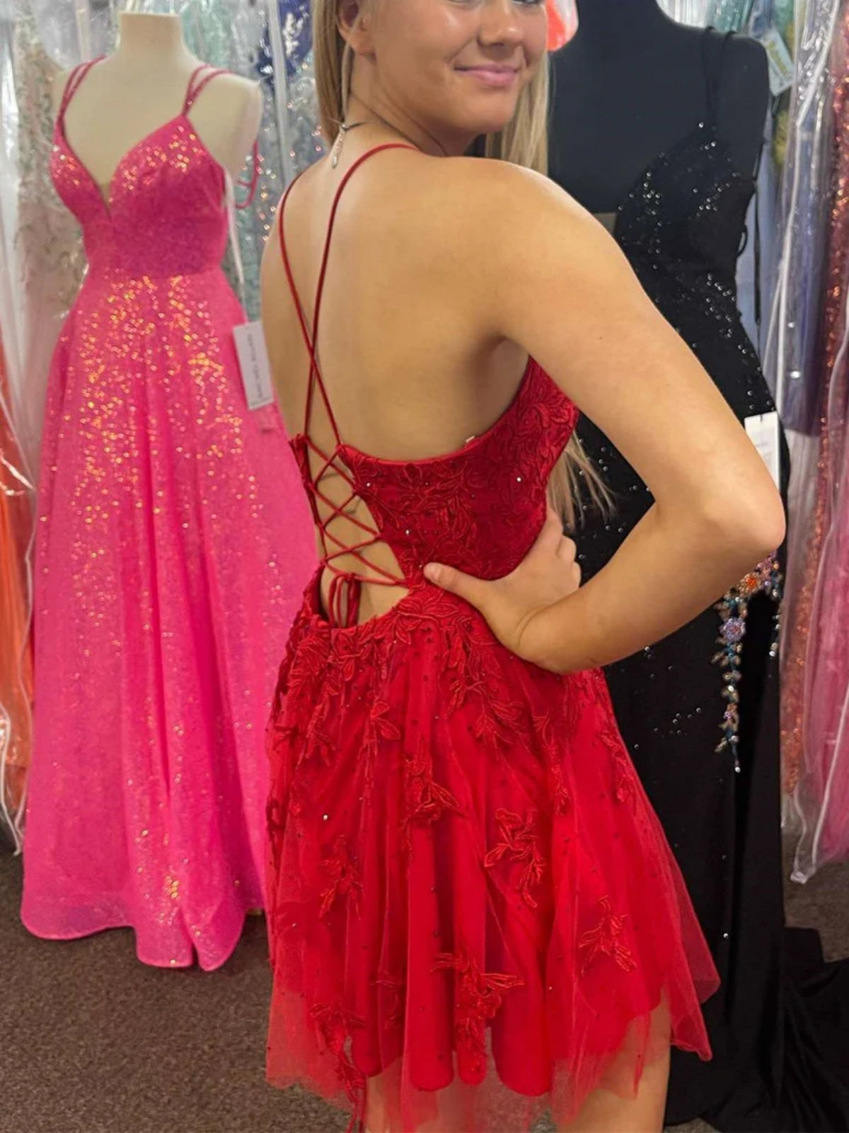Kurze A-Linie V-Ausschnitt Rückenfreies Spitzen-Ballkleid Rote formelle Homecoming-Kleider