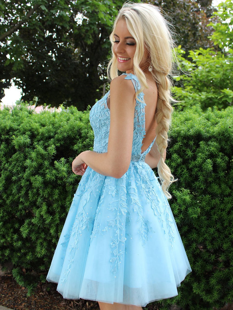 Kurzes A-Linien-Abendkleid mit V-Ausschnitt und Spitzenapplikationen aus Tüll mit rückenfreiem Abschlussballkleid