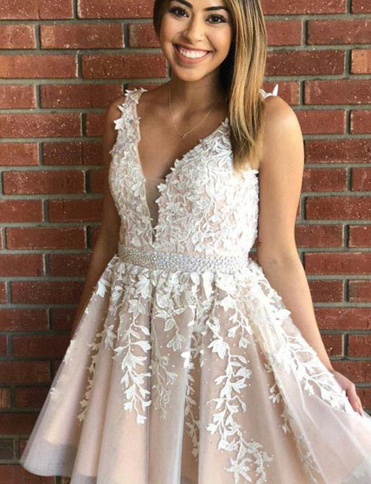 Kurzes A-Linien-Heimkehrkleid aus Spitze und Tüll mit V-Ausschnitt