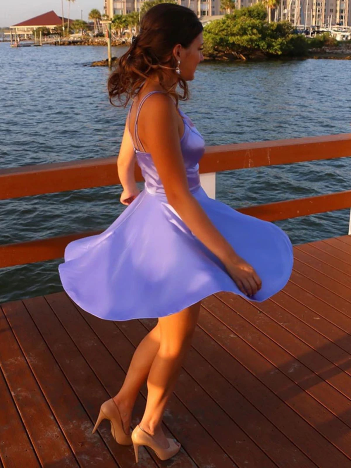 Kurzes A-Linien-Ballkleid aus Satin mit V-Ausschnitt und Taschen, lilafarben