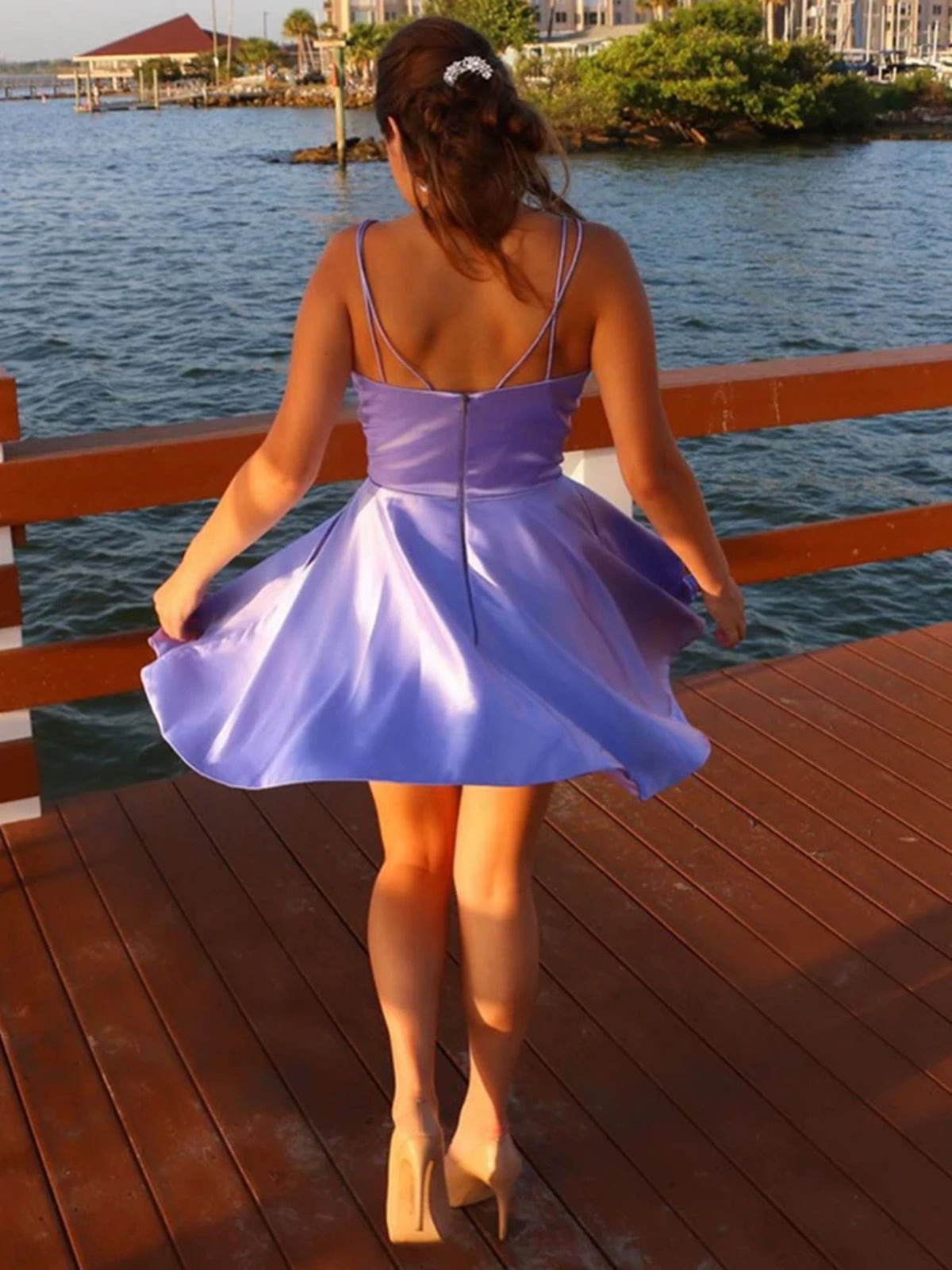 Kurzes A-Linien-Ballkleid aus Satin mit V-Ausschnitt und Taschen, lilafarben