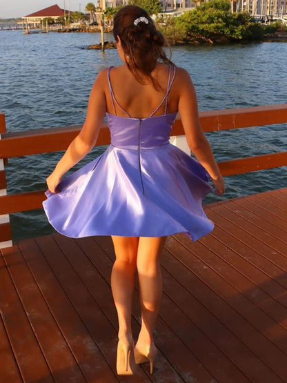 Kurzes A-Linien-Ballkleid aus Satin mit V-Ausschnitt und Taschen, lilafarben