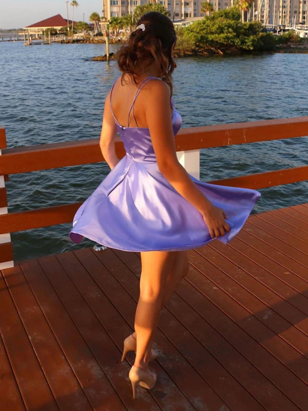 Kurzes A-Linien-Ballkleid aus Satin mit V-Ausschnitt und Taschen, lilafarben