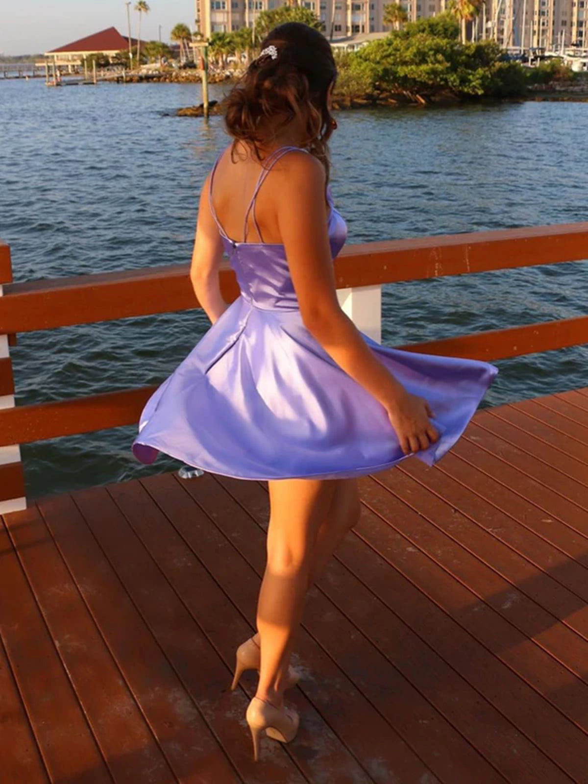 Kurzes A-Linien-Ballkleid aus Satin mit V-Ausschnitt und Taschen, lilafarben