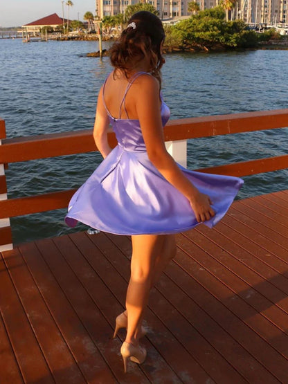 Kurzes A-Linien-Ballkleid aus Satin mit V-Ausschnitt und Taschen, lilafarben