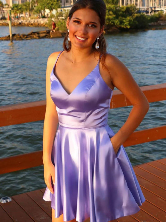 Kurzes A-Linien-Ballkleid aus Satin mit V-Ausschnitt und Taschen, lilafarben