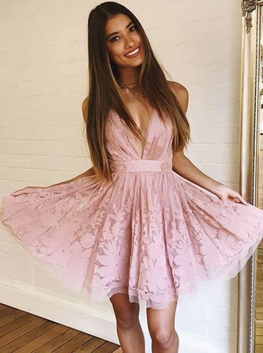Kurzes A-Linien-Heimkehrkleid mit V-Ausschnitt, Spaghettiträgern, Applikationen und Spitze