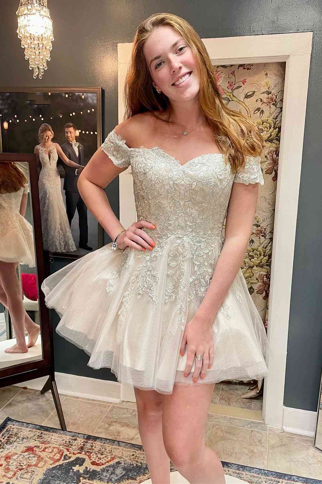 Kurzes, schulterfreies Partykleid aus Tüll mit Applikationen in Champagner