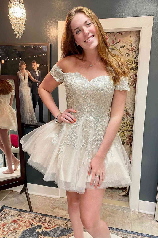 Vestido de fiesta corto de tul con apliques color champán y hombros descubiertos