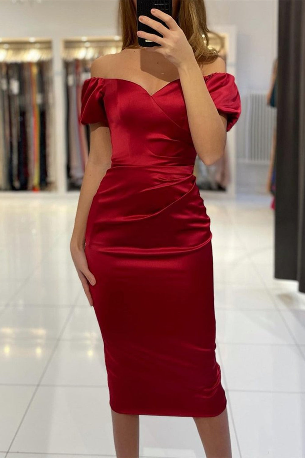 Kurzes, schulterfreies, knielanges Ballkleid aus Satin im Meerjungfrau-Stil mit Ärmeln