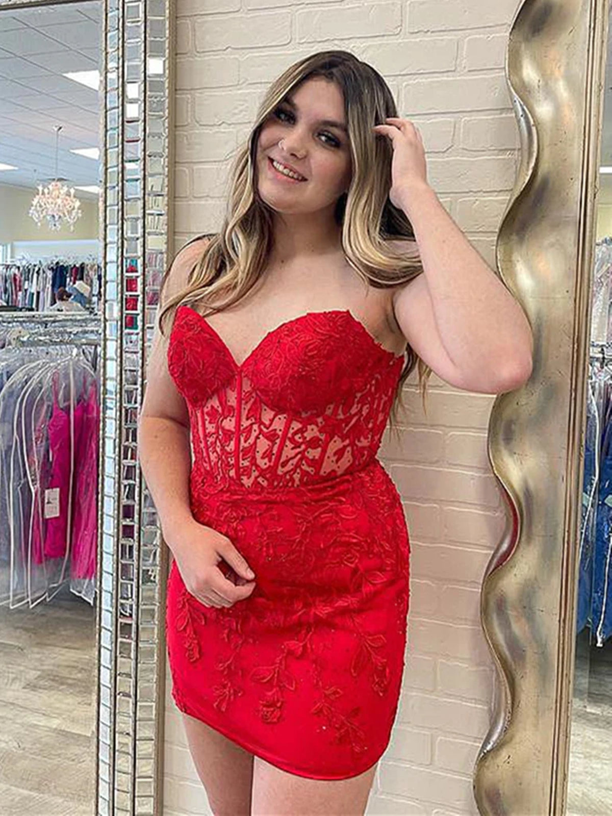 Kurzes Meerjungfrau-Abschlussballkleid mit Herzausschnitt und Spitze in Rot