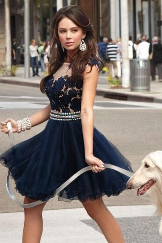 Kurzes marineblaues Homecoming-Kleid mit Perlenapplikationen PG190