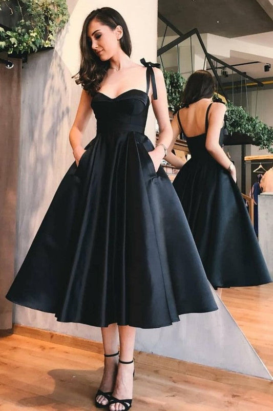 Kurzes, rückenfreies, schwarzes Satin-Ballkleid mit Herzausschnitt und Taschen