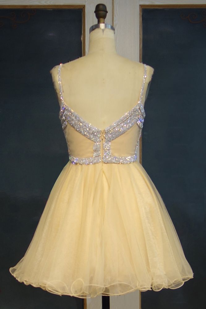 Kurzes A-Linien-Tüll-Ballkleid mit Spaghettiträgern und Pailletten