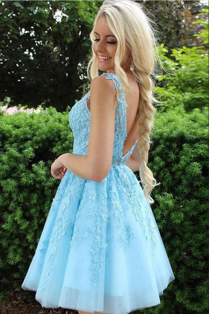 Kurzes, rückenfreies A-Linien-Ballkleid aus Tüll mit V-Ausschnitt und Spitze in Blau