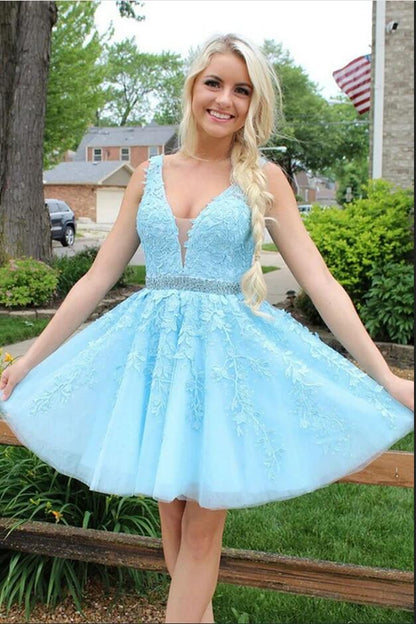 Kurzes, rückenfreies A-Linien-Ballkleid aus Tüll mit V-Ausschnitt und Spitze in Blau