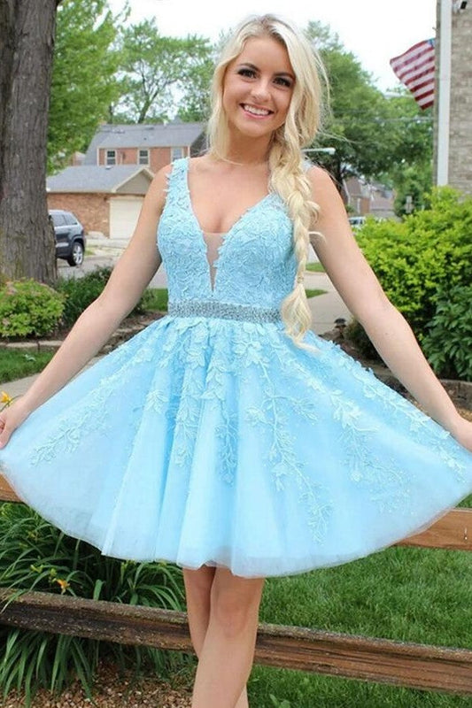 Kurzes, rückenfreies A-Linien-Ballkleid aus Tüll mit V-Ausschnitt und Spitze in Blau