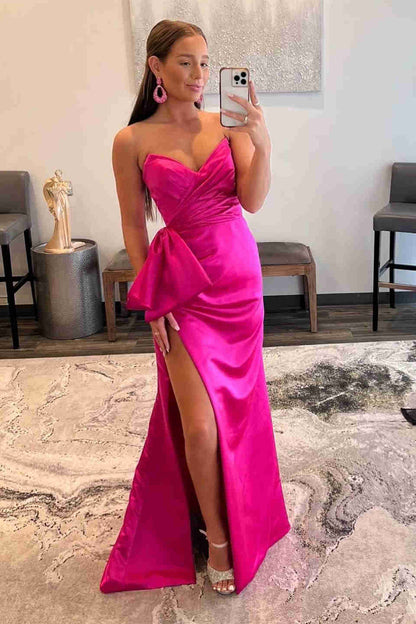 Rotes, trägerloses, langes Ballkleid mit Seitenschlitz