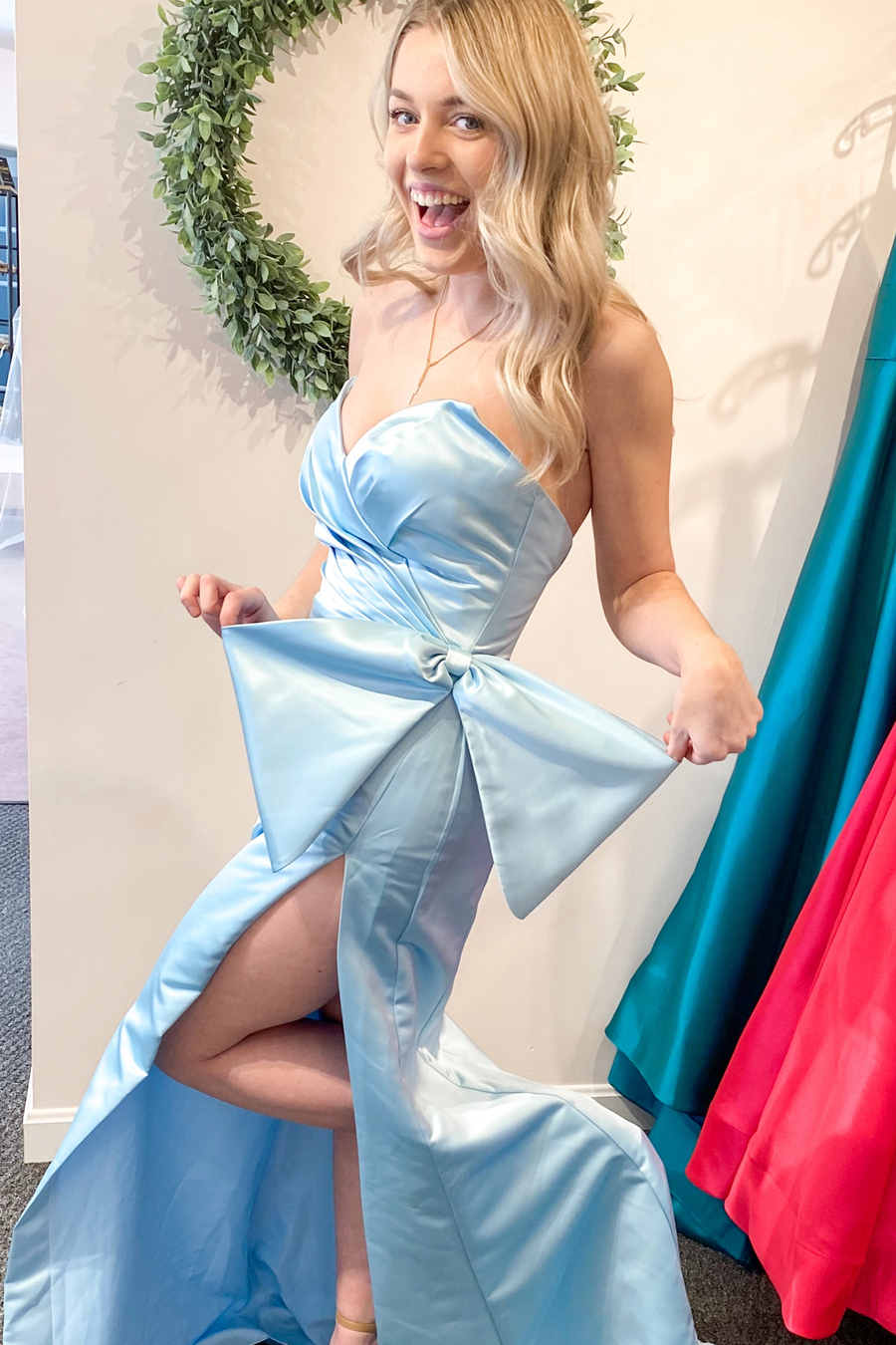 Rotes, trägerloses, langes Ballkleid mit Seitenschlitz