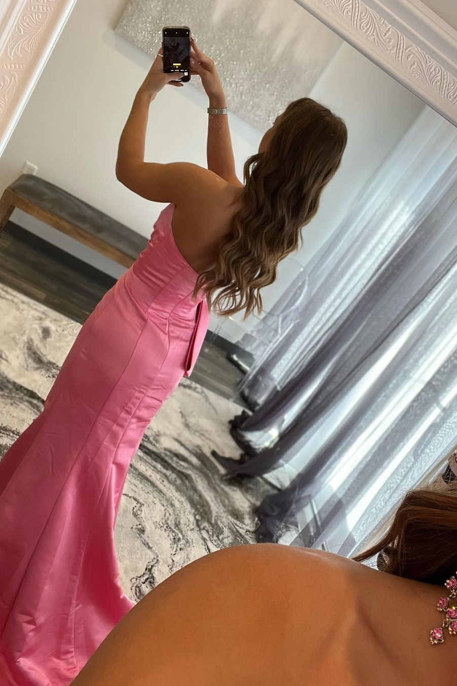 Rotes, trägerloses, langes Ballkleid mit Seitenschlitz