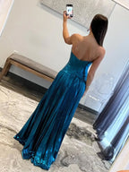 Sileas | Vestido largo formal plisado metalizado con escote corazón turquesa y abertura