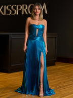 Sileas | Vestido largo formal plisado metalizado con escote corazón turquesa y abertura