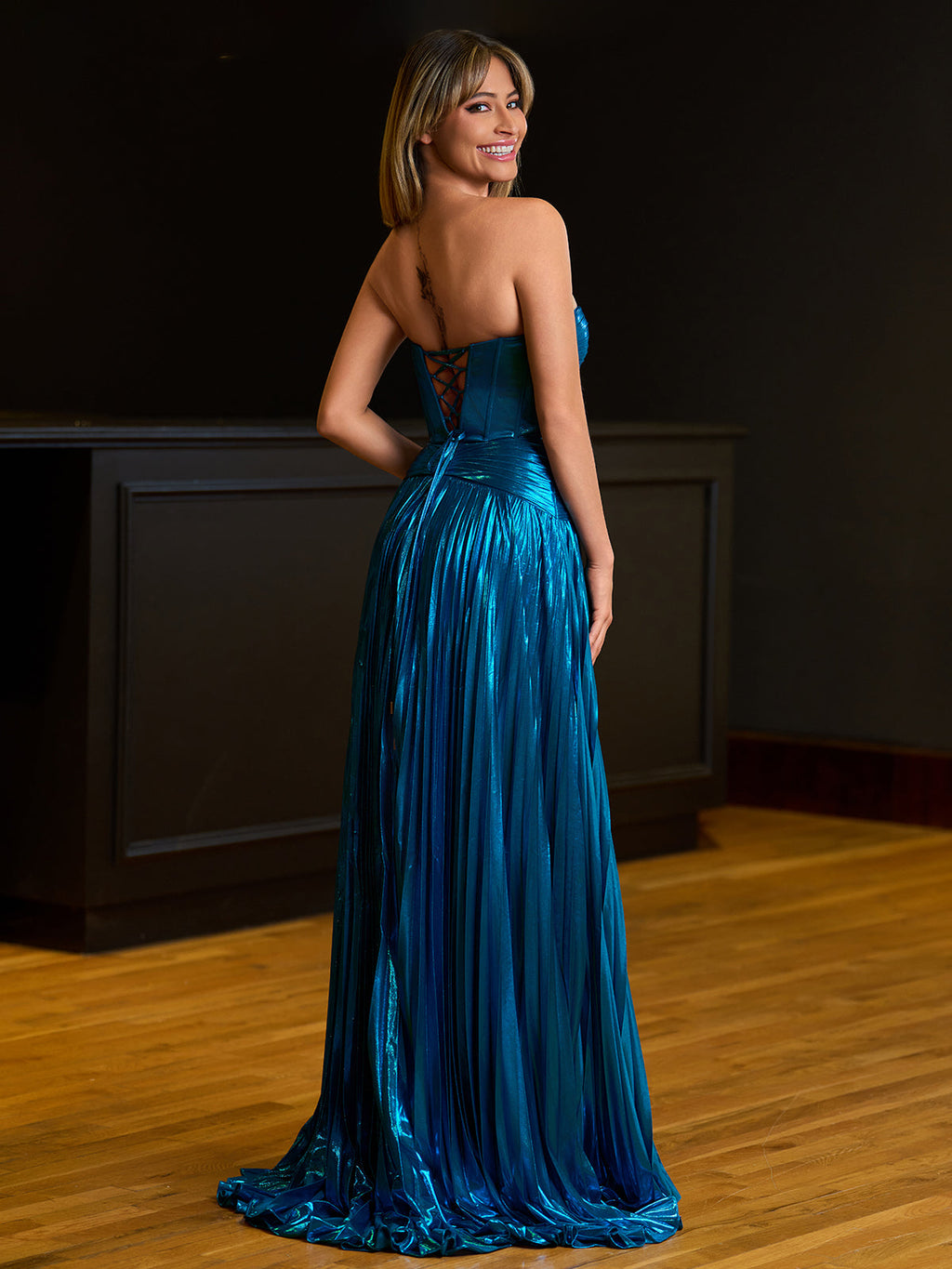Sileas | Vestido largo formal plisado metalizado con escote corazón turquesa y abertura