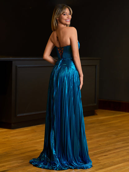 Sileas | Türkises, langes, plissiertes Abendkleid mit Herzausschnitt und Schlitz