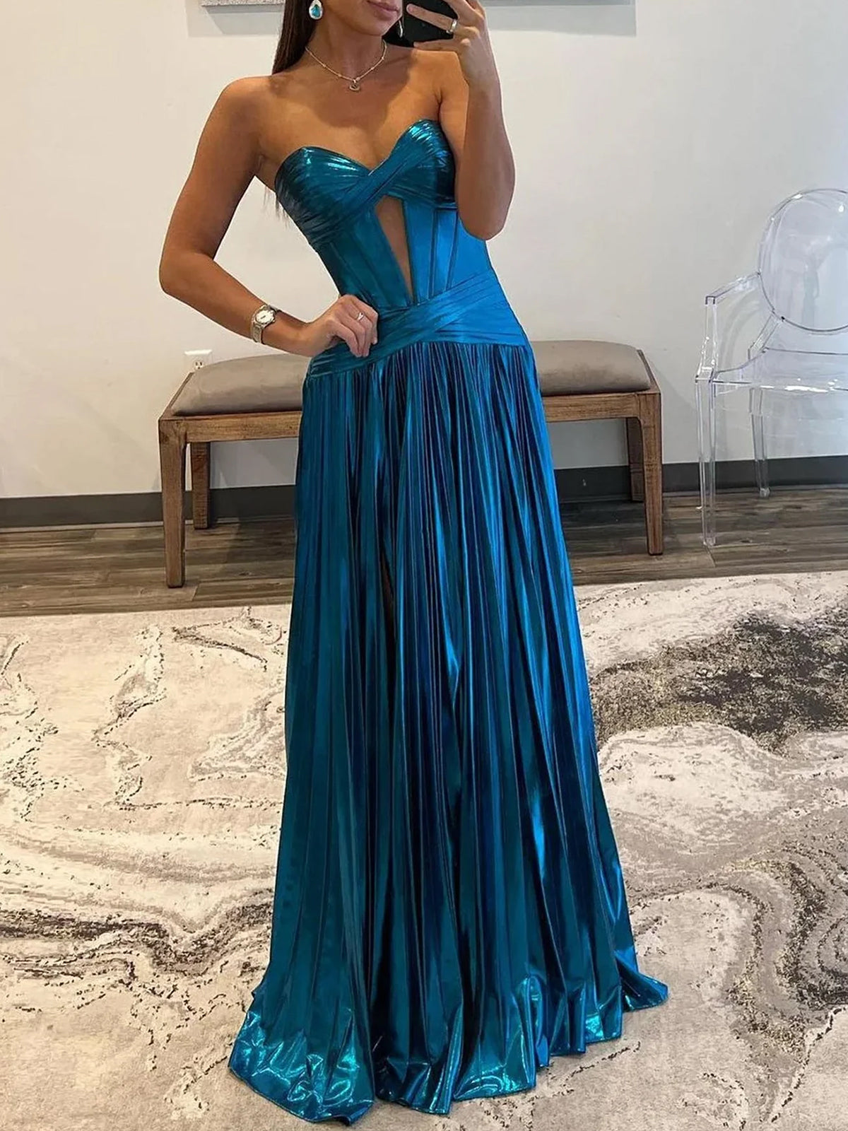 Sileas | Türkises, langes, plissiertes Abendkleid mit Herzausschnitt und Schlitz