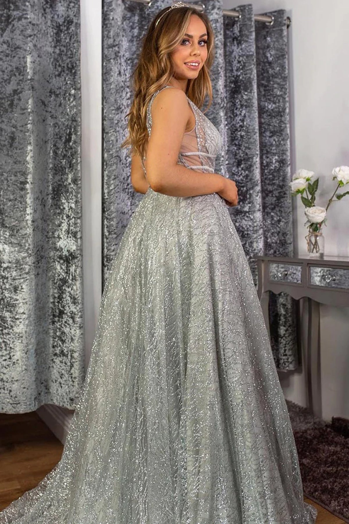 Silbergraues langes A-Linien-Ballkleid mit Pailletten und V-Ausschnitt und offenem Rücken
