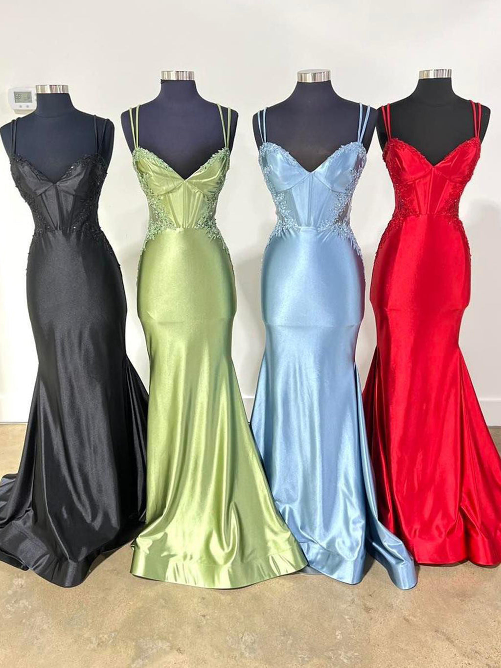 Simmy | Vestido de fiesta de satén estilo sirena con tirantes dobles y apliques