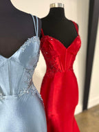 Simmy | Vestido de fiesta de satén estilo sirena con tirantes dobles y apliques