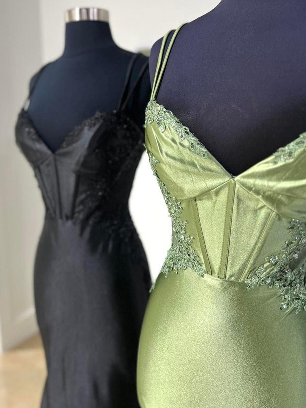 Simmy | Vestido de fiesta de satén estilo sirena con tirantes dobles y apliques