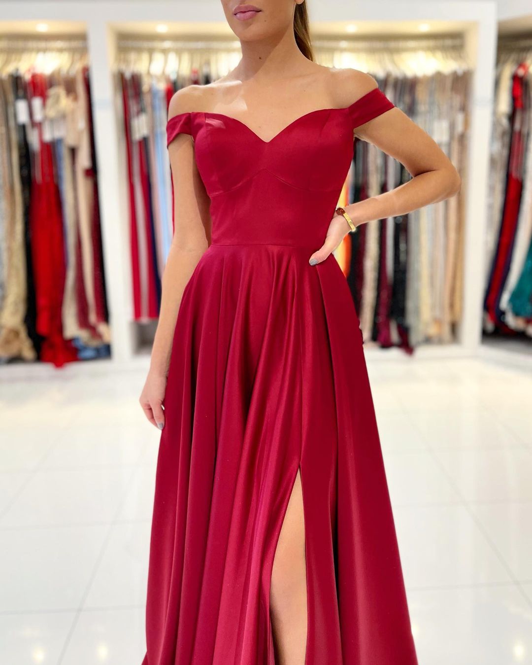 Schlichtes, schulterfreies, langes Ballkleid aus Stretch-Satin in A-Linie mit Schlitz