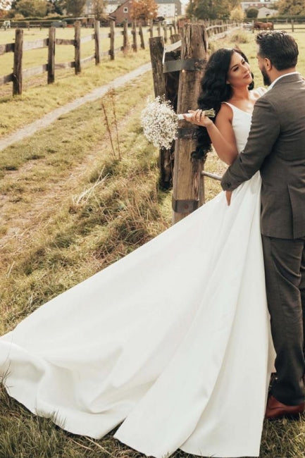 Schlichtes ärmelloses A-Linien-Brautkleid aus Satin mit Seitenschlitz
