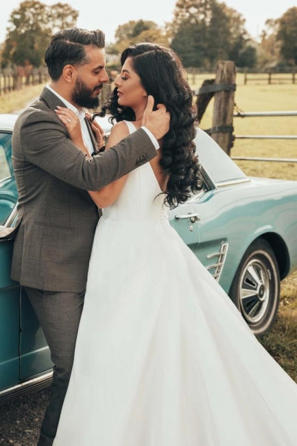 Schlichtes ärmelloses A-Linien-Brautkleid aus Satin mit Seitenschlitz