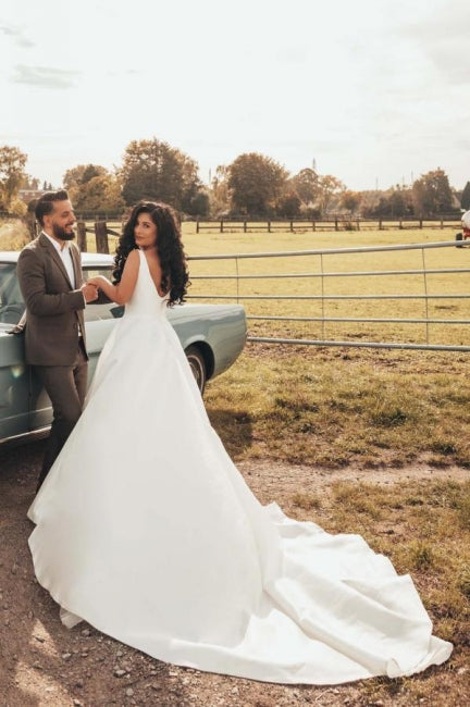 Schlichtes ärmelloses A-Linien-Brautkleid aus Satin mit Seitenschlitz