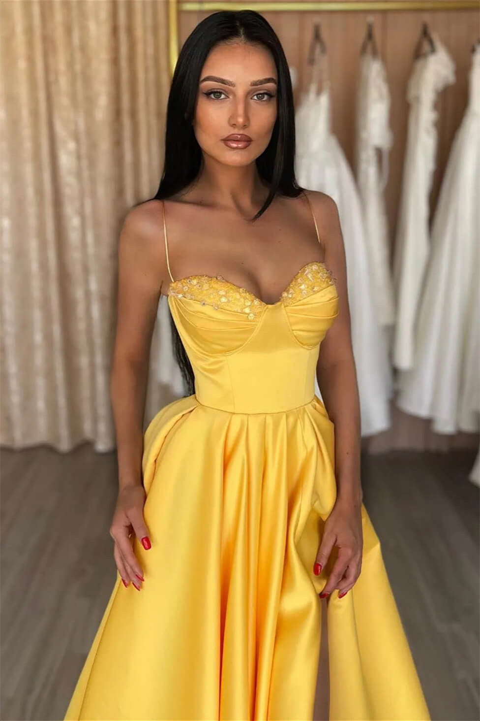 Schlichtes A-Linien-Ballkleid mit Spaghettiträgern und Pailletten, ärmellos, mit Schlitz
