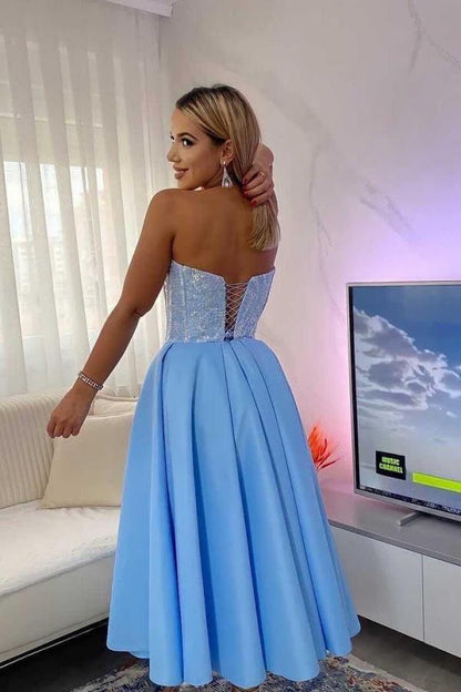 Schlichtes, trägerloses, kurzes Ballkleid aus Satin in Blau