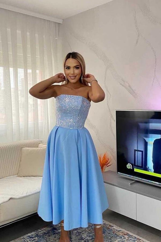 Schlichtes, trägerloses, kurzes Ballkleid aus Satin in Blau